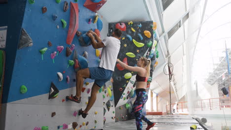 personas en un centro de pared de escalada