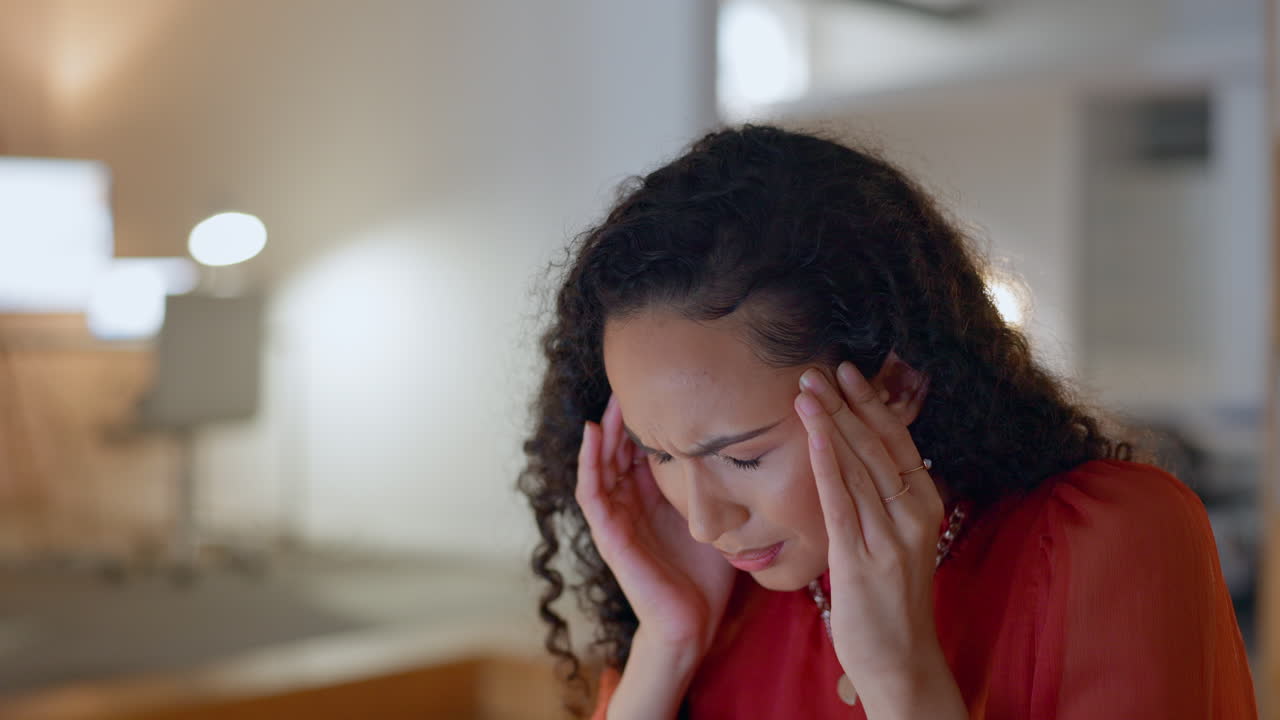 dolor de cabeza, agotamiento y mujer de negocios en la oficina