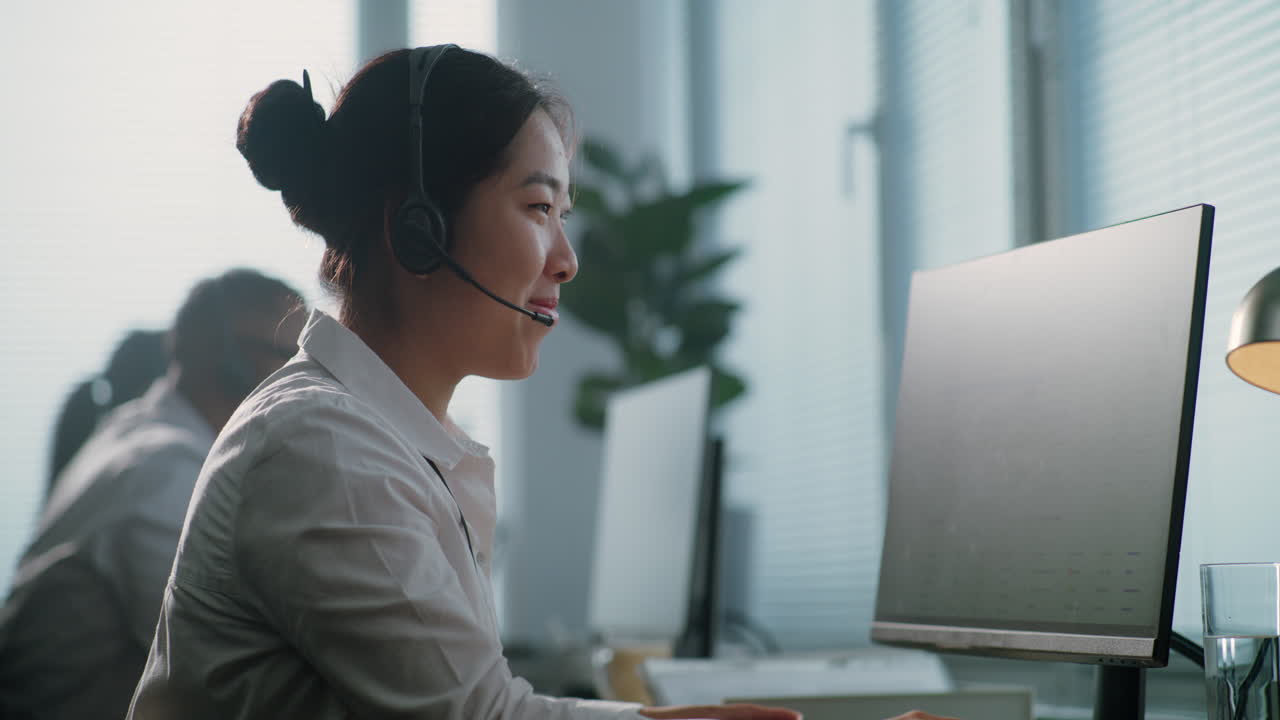 컴퓨터에서 일하는 고객 서비스 담당자