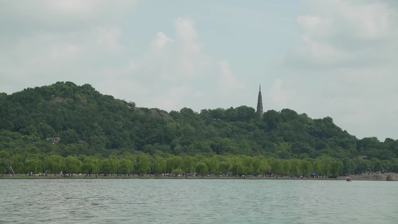 바오추탑, 다리, 보트, 관광객들이 배경을 걷고 있는 항저우 서호의 전망