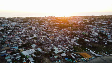 Vuelo-Aéreo-Hacia-Atrás-Sobre-Casas-Vietnamitas-Temprano-En-La-Mañana-En-Mui-Ne