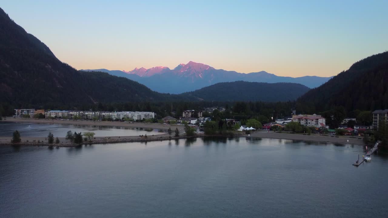 Máy bay không người lái bay lên trên thị trấn và hồ nước tuyệt đẹp trong thung lũng núi ở Canada.