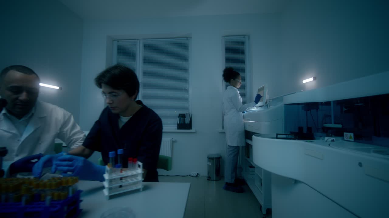 研究室でサンプルを分析する科学者