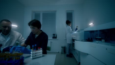 científicos analizando muestras en un laboratorio
