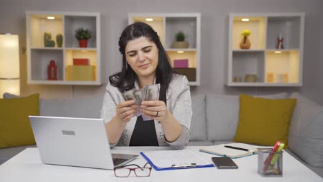 trabajadora de oficina en casa, mujer que gana dinero y se siente feliz.