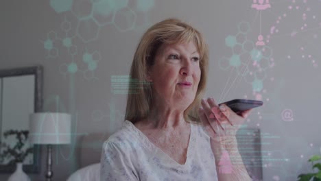 animación de fórmula química y procesamiento de datos sobre una mujer caucásica anciana hablando en un teléfono inteligente