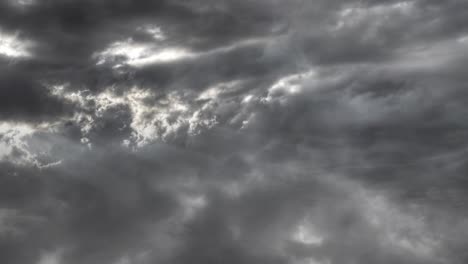 nubes de tormenta y relámpagos