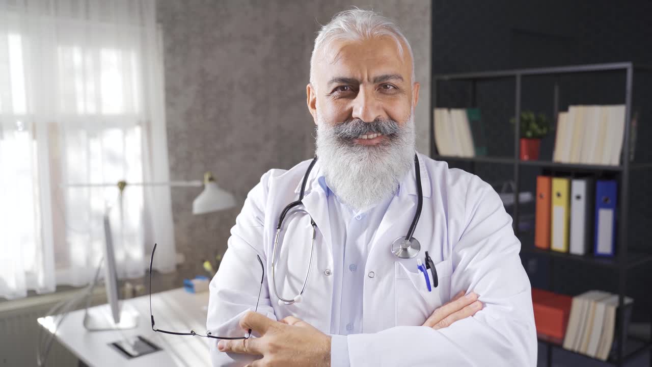 un médico sénior exitoso mirando a la cámara.