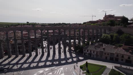 Wide-frontal-view-of-Segovia-roman-aqueduct,-low-angle