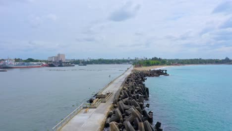 Vista-Aérea-De-Drones-A-Lo-Largo-Del-Muelle-Sans-Souci-Con-Rompeolas,-Santo-Domingo