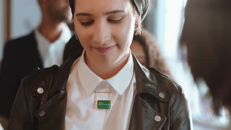 mujer joven pagando usando un teléfono inteligente comprando café en una cafetería cliente feliz disfrutando del servicio gastando dinero en el restaurante