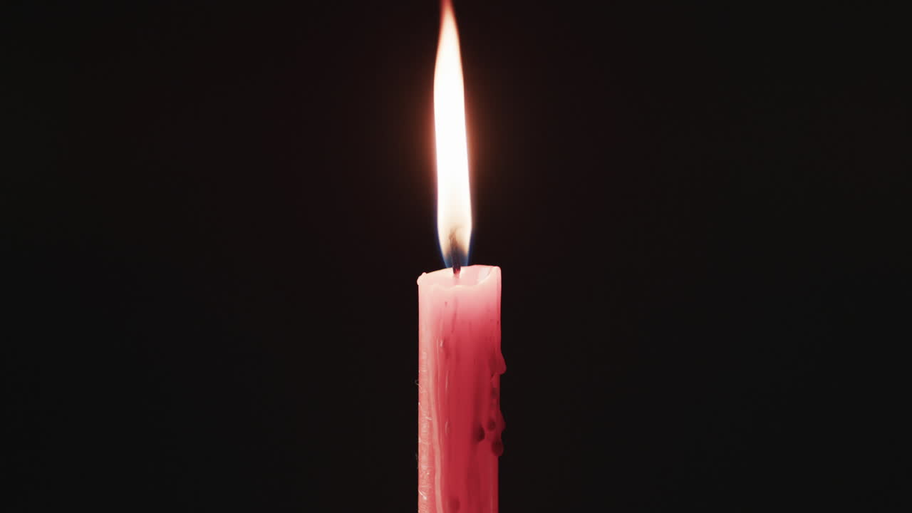 Video červené svíčky s bílým plamenem a místem pro text na černém pozadí