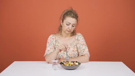 La-Persona-Que-Hace-Dieta-Se-Cansa-De-Comer-Ensalada.-Una-Persona-Que-Lucha-Con-Una-Dieta.