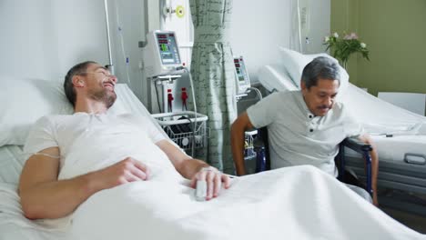 dos pacientes masculinos hablando en una sala de hospital 4k