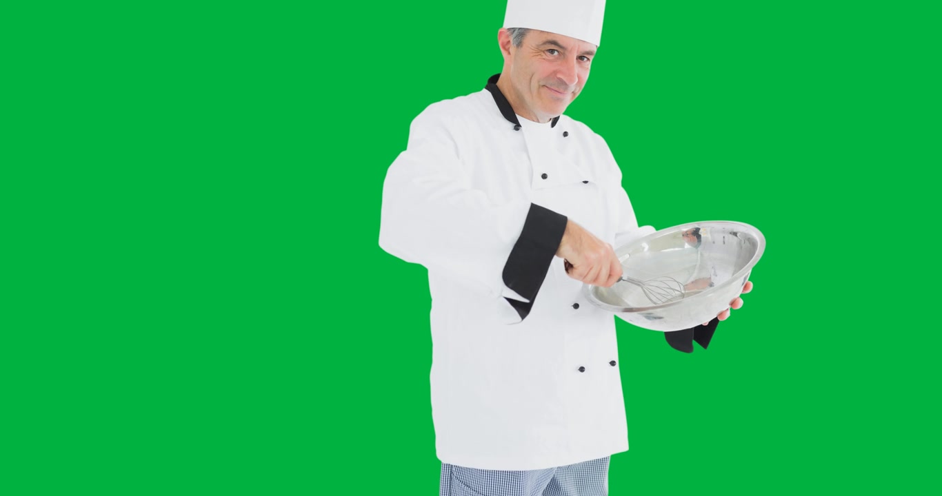 Ritratto di uno chef maschio anziano caucasico che prepara cibo su sfondo nero