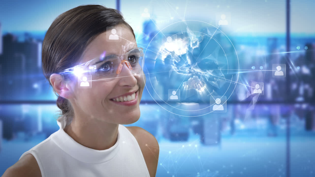 Mujer sonriente usando gafas futuristas