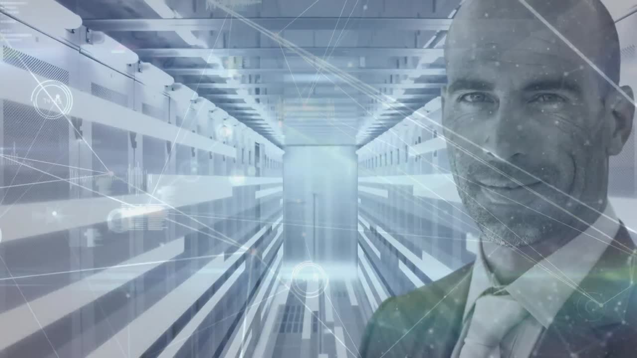 기술실의 컴퓨터 서버를 통해 연결 네트워크를 가진 행복한 백인 남자의 초상화