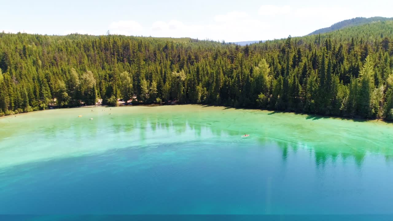 호수 4k에서 카야크를 타고 있는 여성의 공중 전망