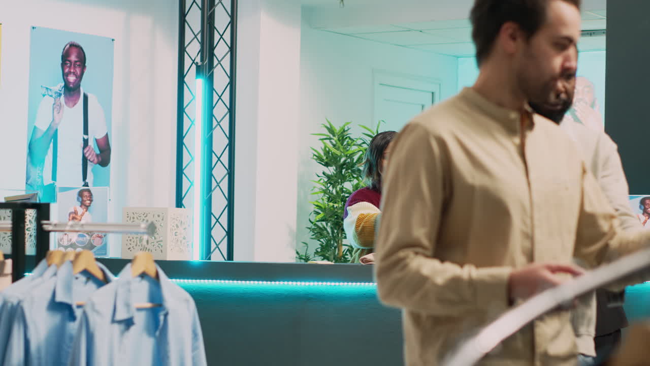 Folk, der shopper i en tøjbutik
