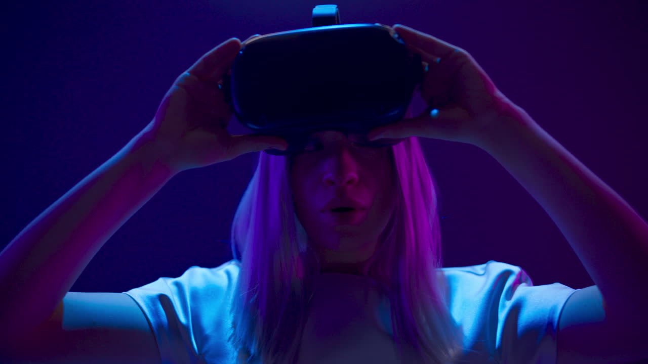 giovane sorpreso a togliersi gli occhiali di realtà 3d. donna con occhiali vr