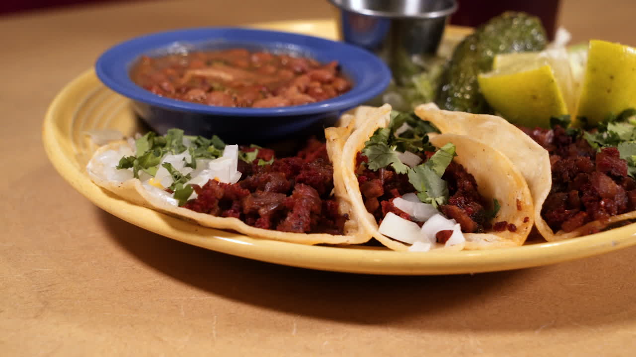 레스토랑에서 전통적인 멕시코 목사 타코 접시, 슬라이더는 hd를 닫습니다.