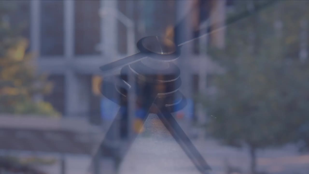 도시 를 가로지르는 시계 의 애니메이션