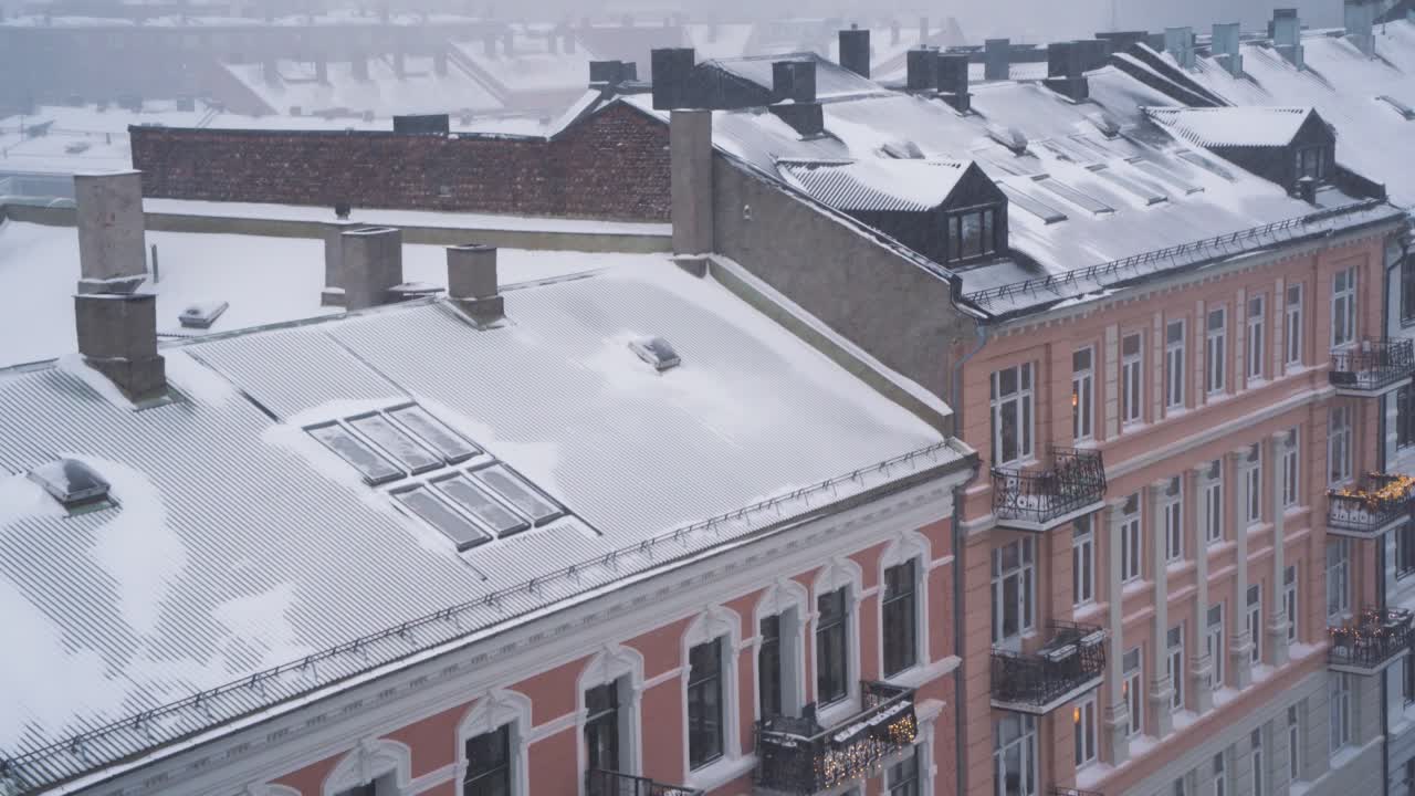nieve cayendo sobre los tejados de los edificios en st