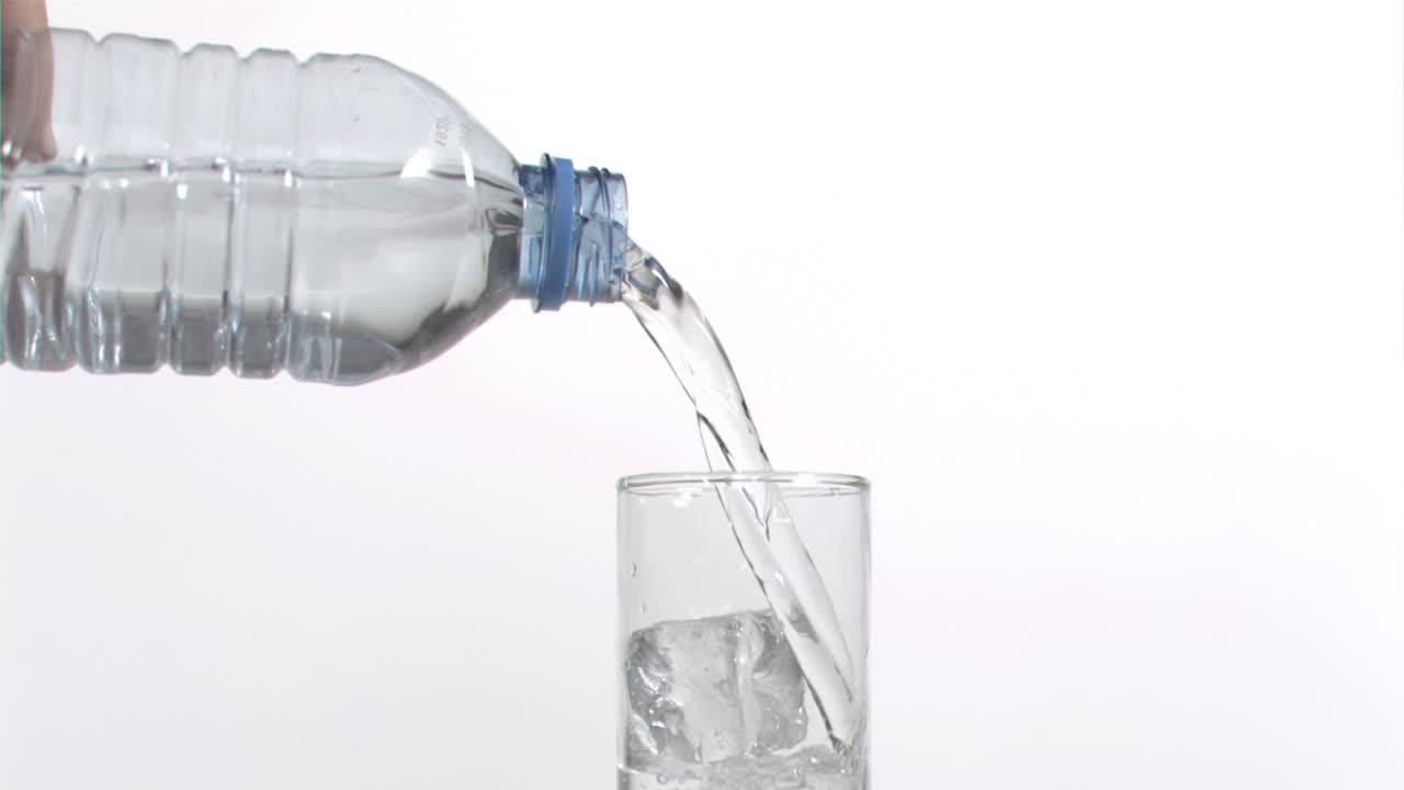 agua todavía fluyendo en movimiento súper lento en un vaso con hielo