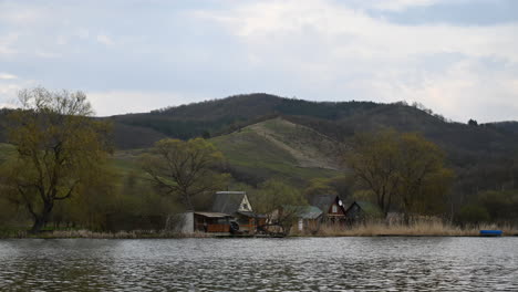 Estanque-De-Pesca-En-Primavera,-Timelapse-En-Europa,-Hungría,-Arlo