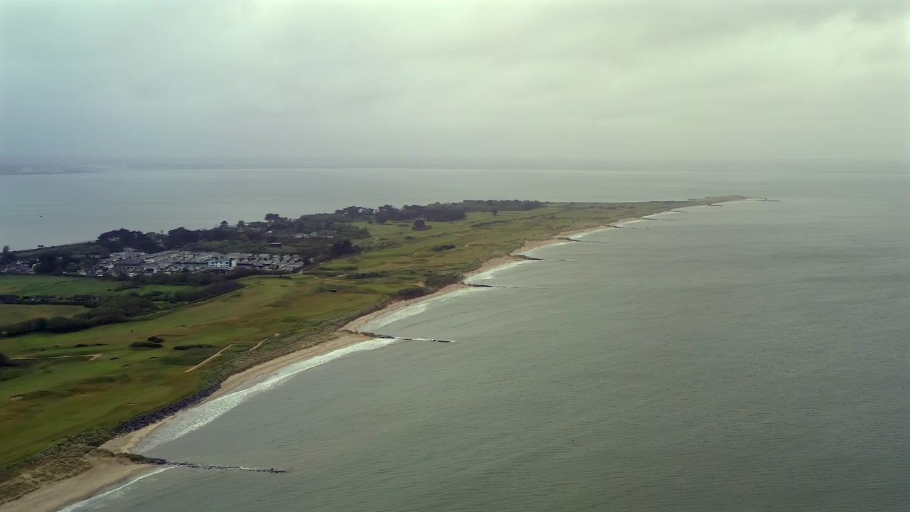Vaste panoramique aérien balayant la plage de Rosslare Strand vers les eaux ouvertes de la mer d'Irlande, Wexford, Irlande