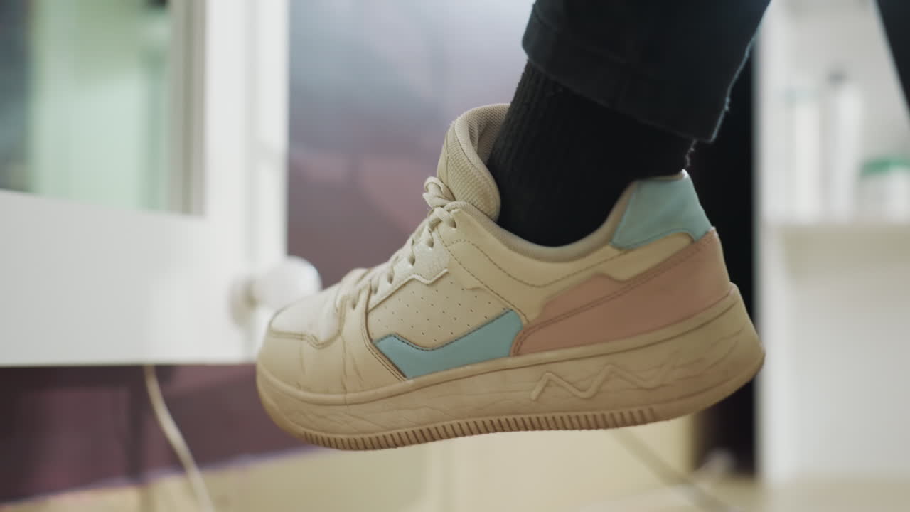 세련된 실내 신발이 눈에 띄게 전시되어 있고, 트렌디하고 고급스러운 신발이 햇볕이 잘 드는 실내에 진열되어 있으며, 밝은 실내 공간에는 캐주얼하면서도 세련된 신발 컬렉션이 전시되어 있어요.