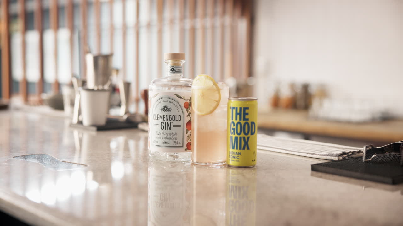 클레멘골드 진과 좋은 혼합물과 함께 진 토닉