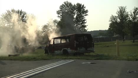 una camioneta explota en llamas
