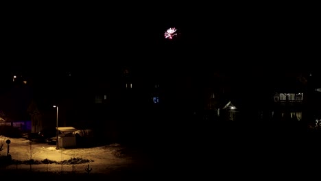 fuegos artificiales en el cielo nocturno sobre las casas