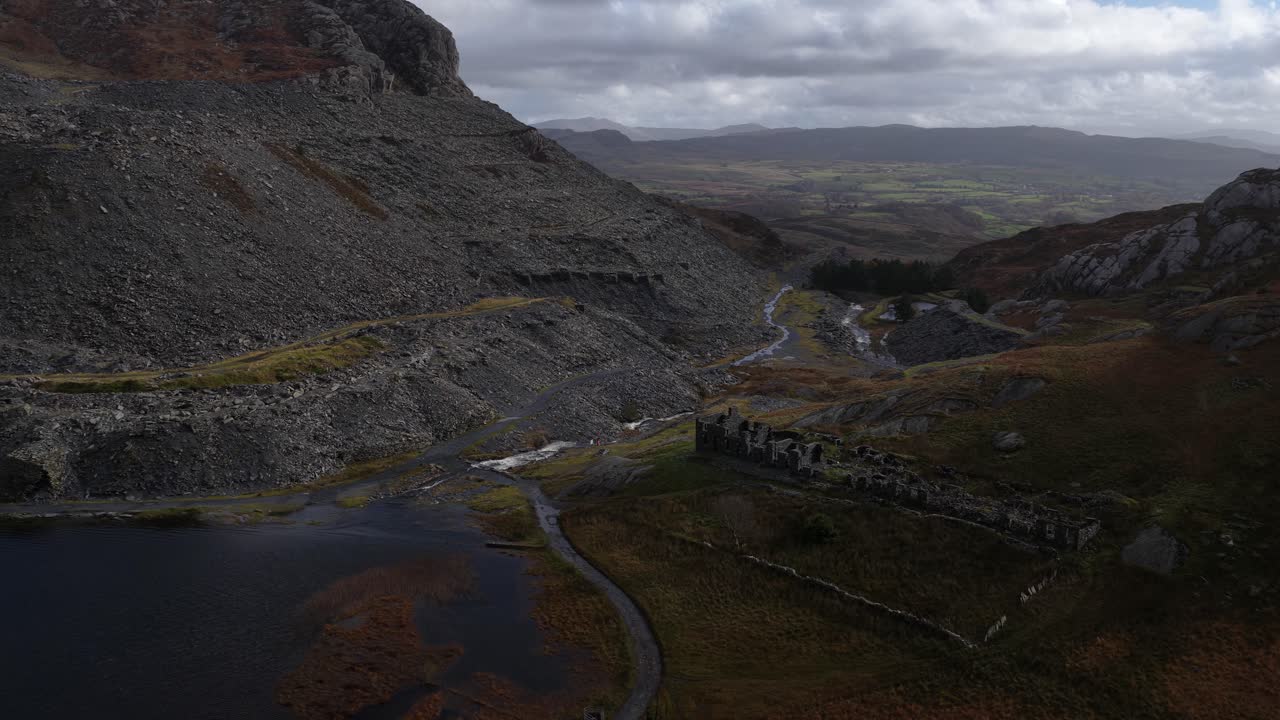 Pittoresk utsikt over Llyn Cwmorthin og Moelwyn Mawr i Moelwynion-fjellkjeden i Eryri nasjonalpark, som viser en rolig innsjø omgitt av et dramatisk landskap med historiske skifergruver.