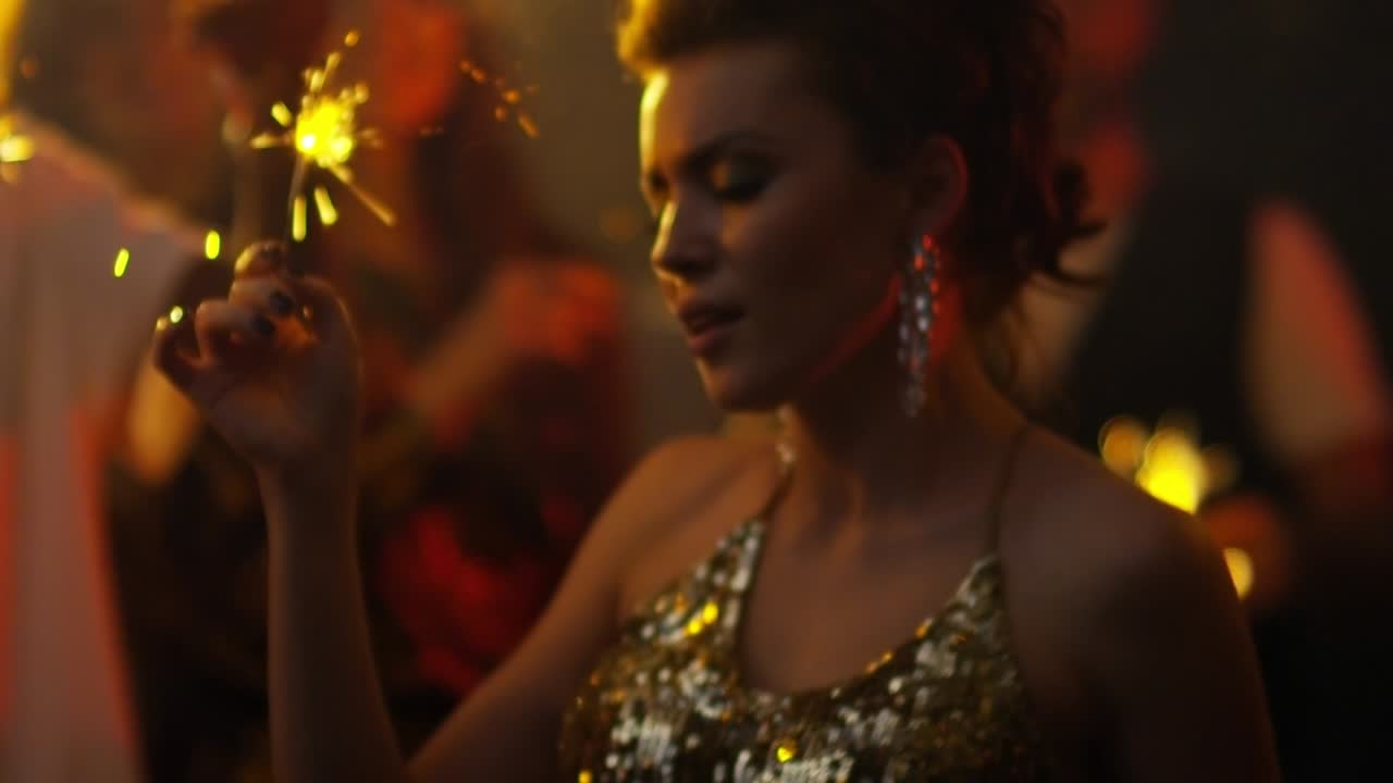 Tenendo stelle filanti mentre si scatena sulla pista da ballo
