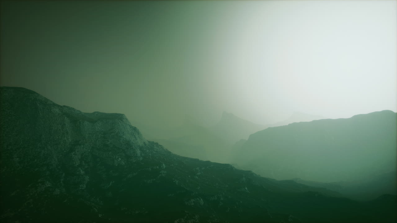 아프가니스탄의 산에서 아침 안개