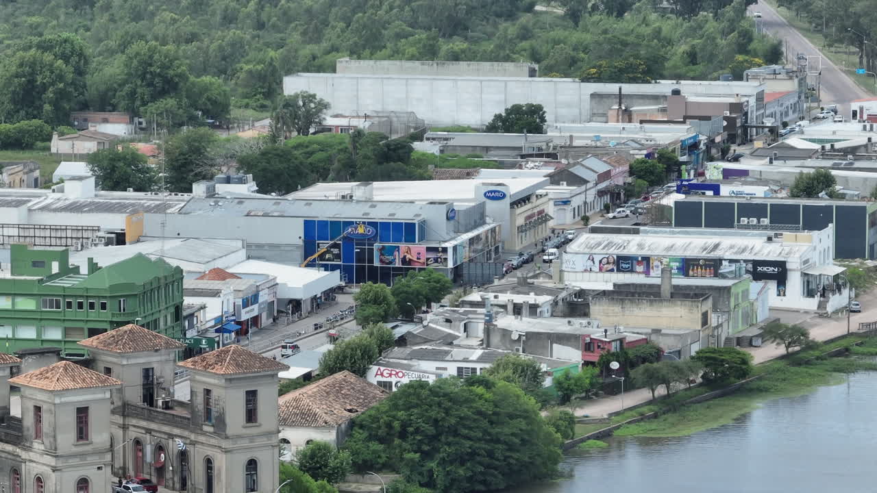 Fotografía cinematográfica detallada a 7 aumentos de coches en el Puente Internacional Mauá y el distrito de tiendas libres de impuestos en Río Branco, Uruguay, en la frontera.