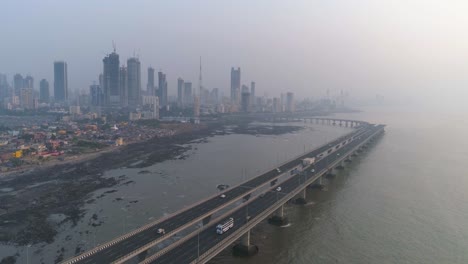 un disparo de un dron en el enlace marítimo de bandra worli visto desde una vista aérea en cámara lenta