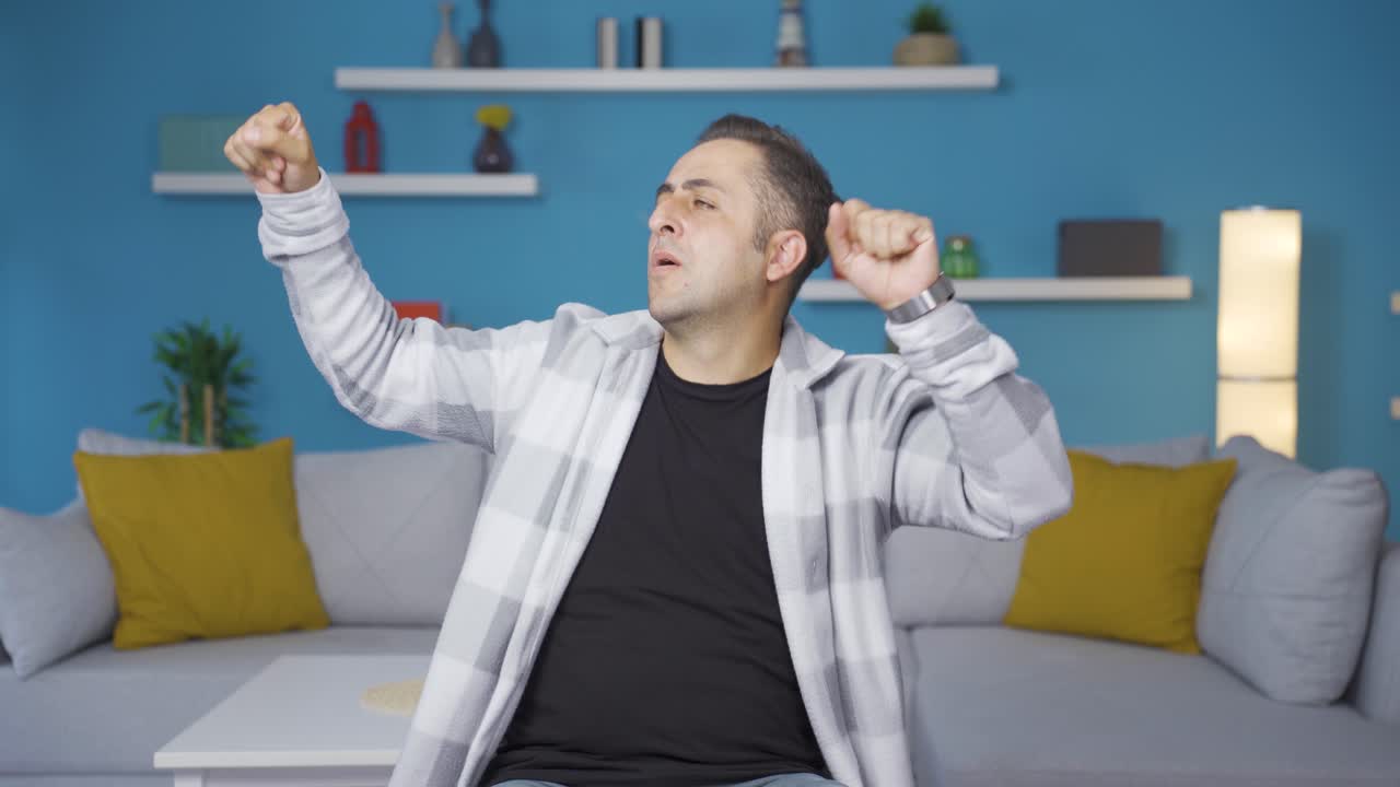 행복한 남자가 춤추고 있어