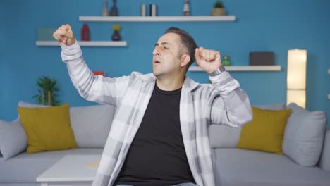 hombre feliz bailando.