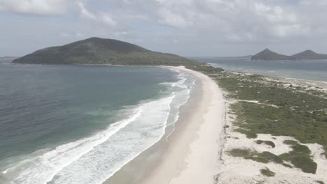 Vista-Aérea-De-La-Playa-De-Waynderrabah-Y-El-Monte-Yacaaba-Durante-El-Día---Promontorio-Y-Montaña-Tomaree-En-Shoal-Bay-Cerca-Del-Nido-De-Halcones,-Nsw,-Australia