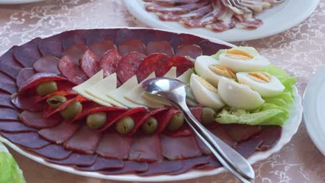 tray with cured meat products