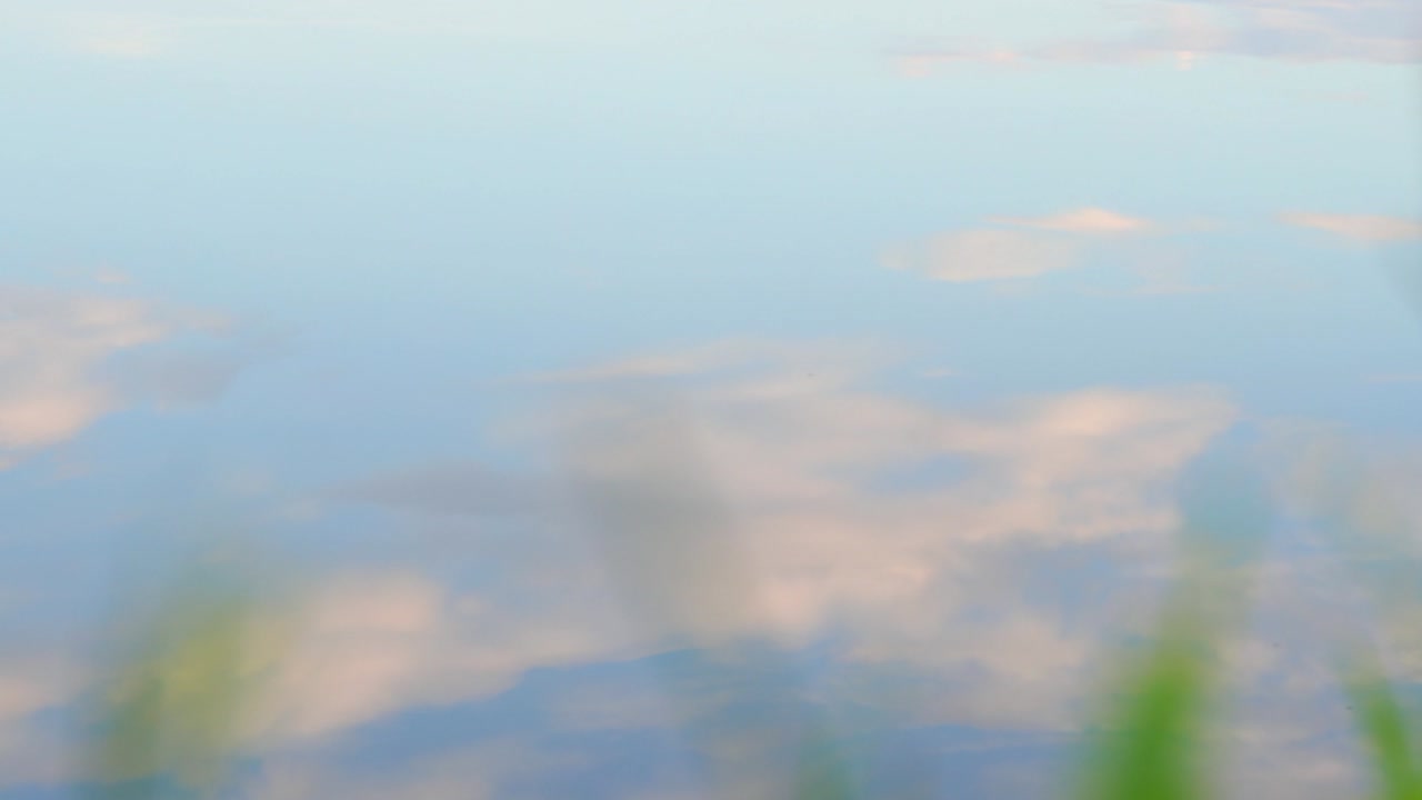 물에 반사된 아름다운 구름과 하늘을 가로지르는 느린 시네마틱 팬