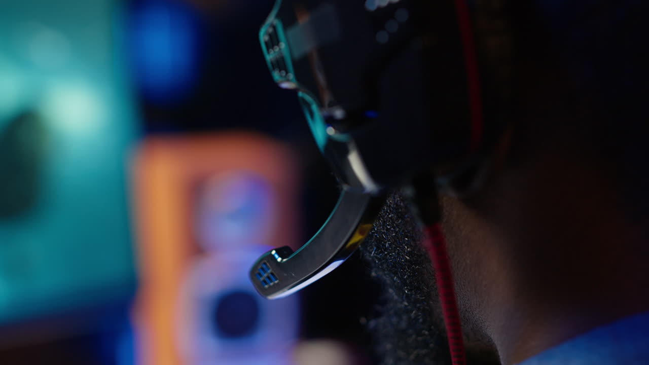 Homem jogando em um PC gamer, usando fones de ouvido para conversar com os espectadores