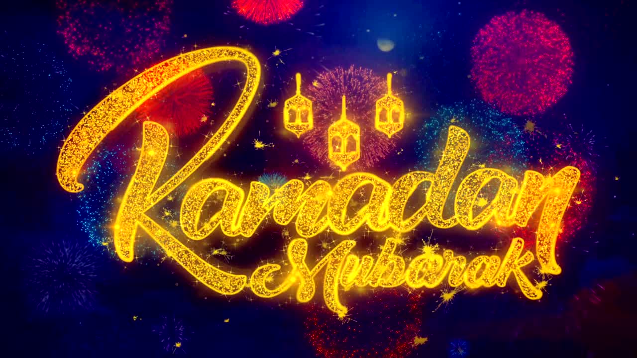el texto del deseo de ramadán mubarak sobre las coloridas partículas de explosión de fuegos artificiales.