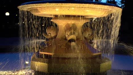 grande fontaine d'eau dans la ville