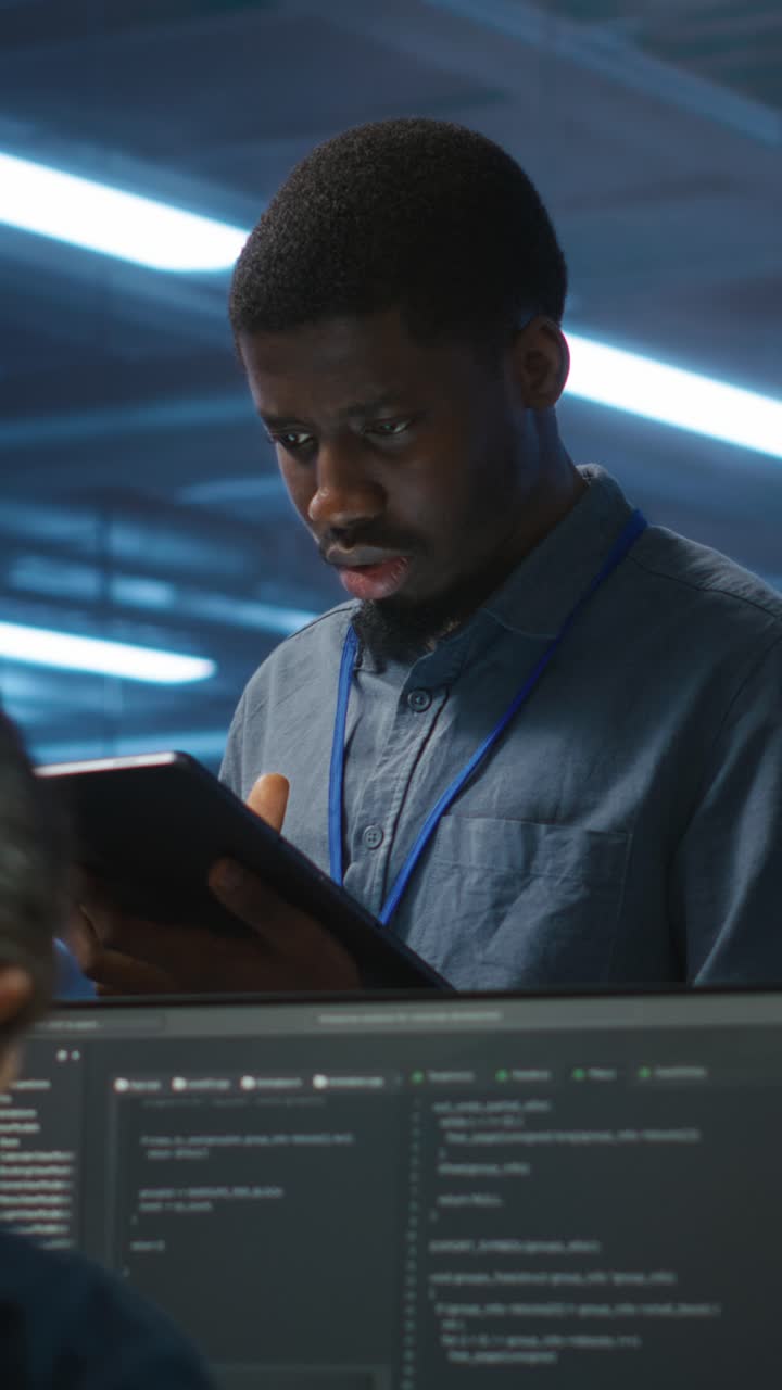 Afroamerikansk softwareudvikler bruger tablet på et teknologikontor