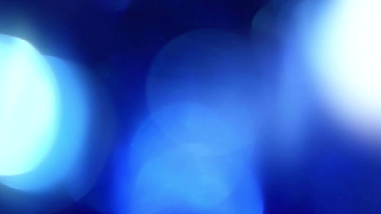 Sovrapposizione astratta di aloni di luce blu e bokeh
