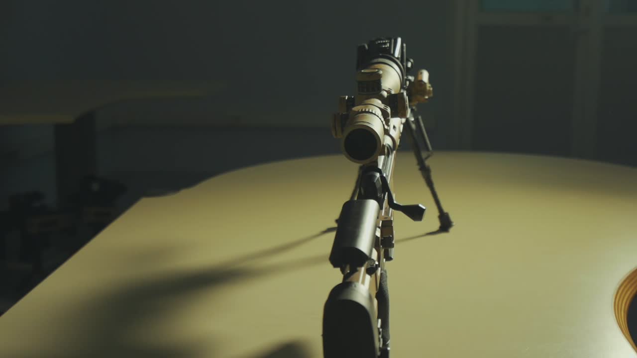 close-up de um atirador de cano longo